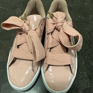 Women (6) Puma peach sneakers